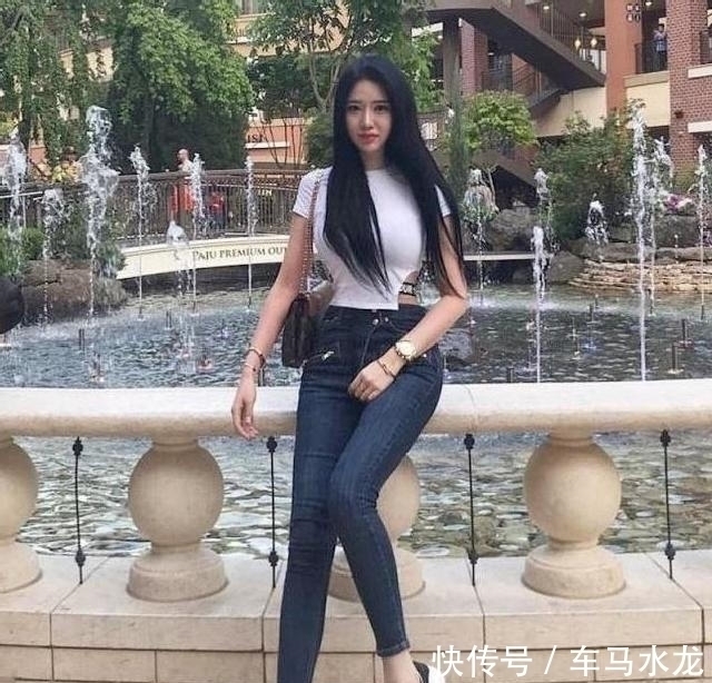 优雅|小姐姐牛仔裤身材高挑，曲线优美尽显女人魅力，带来清爽视觉感！