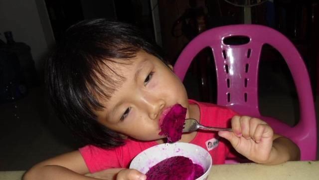 肠胃疾病|2岁宝宝突然“尿血”,妈妈哭着去医院,医生:这东西别给孩子吃