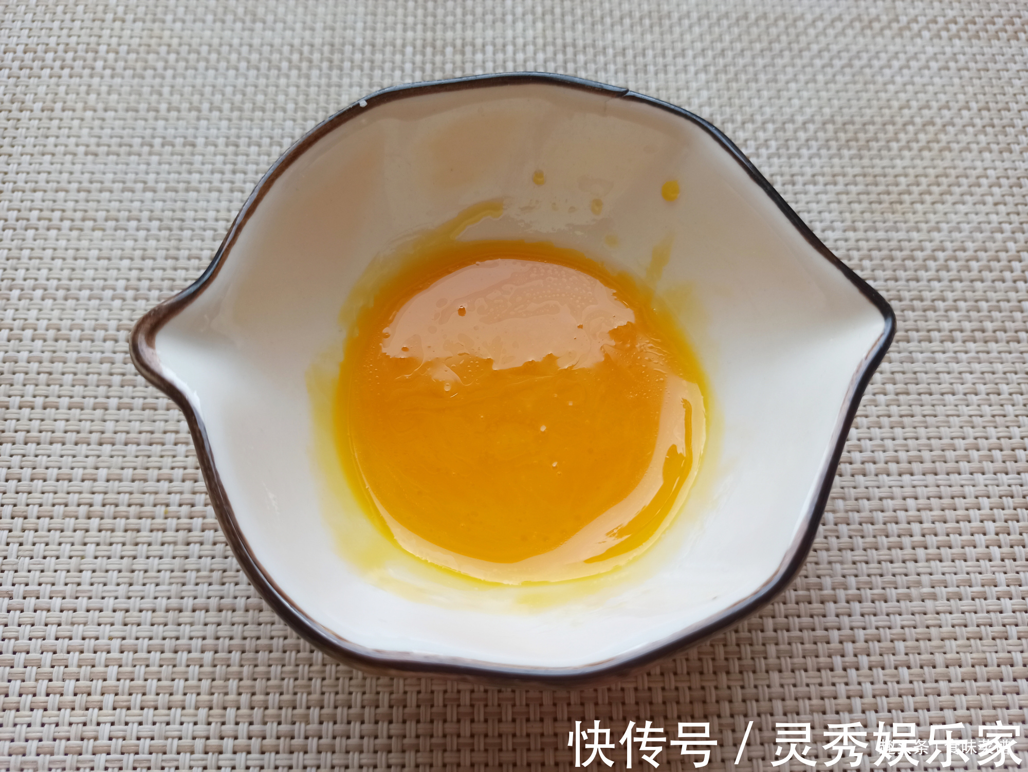 教你做独家懒人面包，1碗面粉3个鸡蛋，不用烤箱，蓬松柔软又香甜