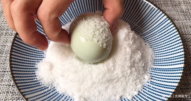 把白酒倒进鸭蛋里，真是厉害了，个个翻沙流油，吃着满嘴留香