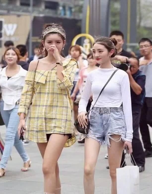 街拍花枝招展的小姐姐,柔美自然很吸引目光