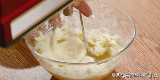 轻轻软软像在捏了朵云,一口下去奶香、醇苦、香甜、微酸