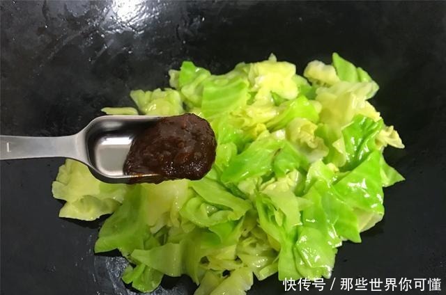 炒包菜时，别直接下锅，学会这一招，包菜鲜嫩爽脆，百吃不厌