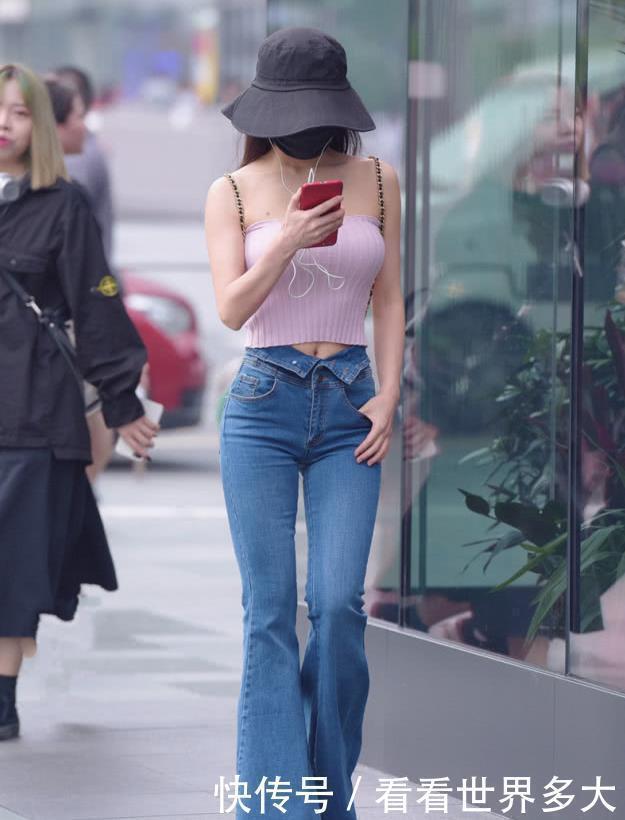 粉色迷你吊带衫搭配牛仔喇叭裤,青春可爱,美丽大方