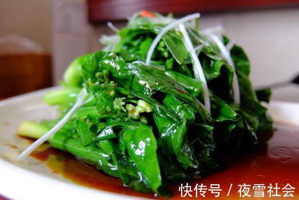 脆嫩|青菜不能直接下锅炒,牢记2个窍门,炒出来的青菜翠绿不出水