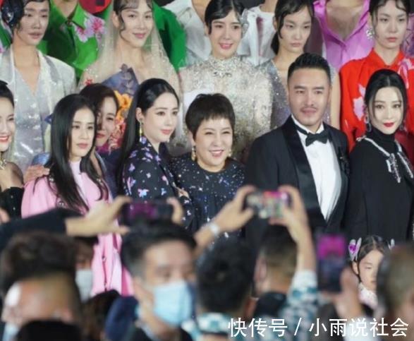 漫画|偶遇郭碧婷一家看漫画展,小奶皇正脸曝光,扎啾啾辫被保姆抱怀中