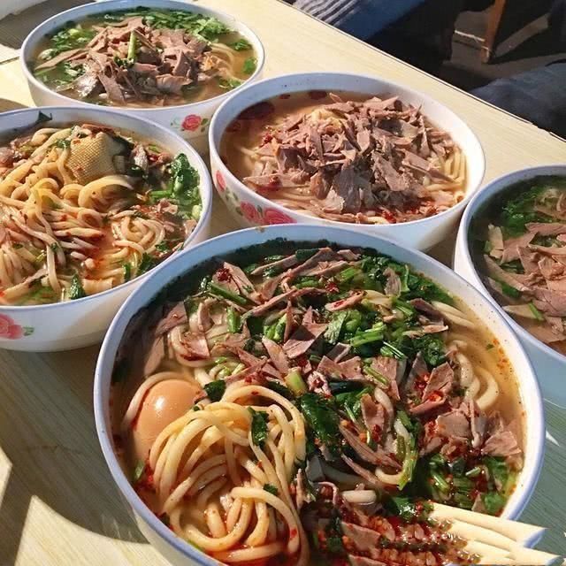 兰州拉面|沈腾冒雨吃了碗拉面,25万人点赞,看到店面后,网友苍蝇馆子