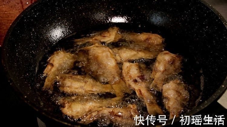 小鱼|炸鱼时，有人用淀粉有人用面粉？都不对，大厨教你正确做法