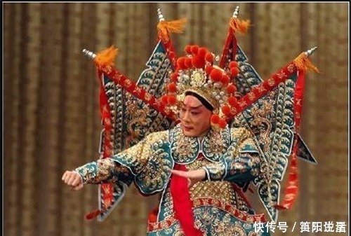 平番得胜图&古代战争中,士兵盔甲厚重为何还要背一支护背旗?专家:不背会死