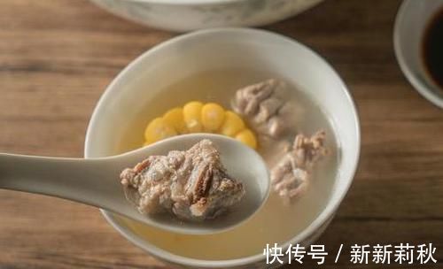 排骨|炖排骨时，先焯水就错了，多加这2步，排骨又香又嫩，不柴也不腥