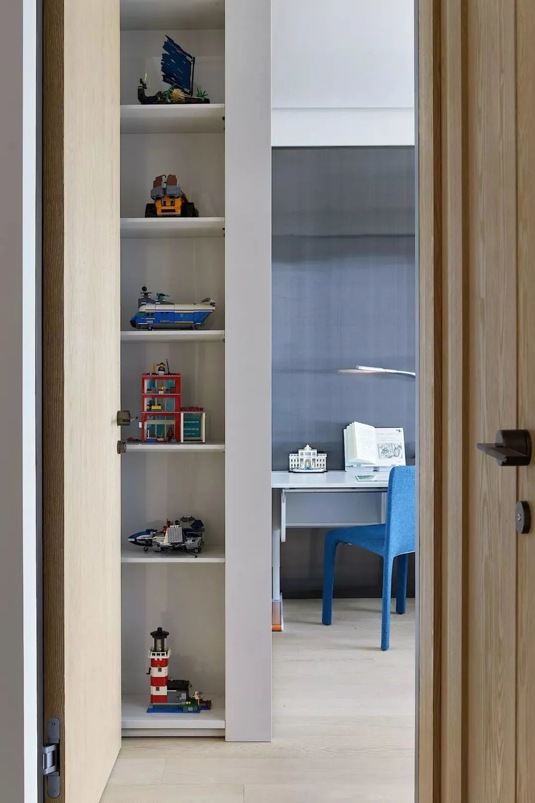 书桌|380㎡现代，返璞归真、朴素从容，这样的设计令人很轻松