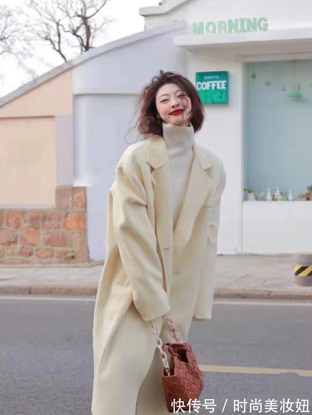 高领 “大衣+高领毛衣”太高级了,保暖又显气质,适合30、40岁的女人
