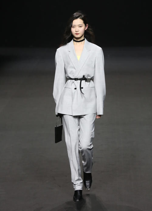 40岁的微胖女人怎么穿？衣服领口要大而且要有高级感，显瘦又时尚