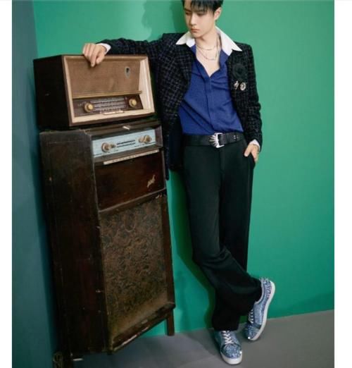 王一博|王一博高奢大咖秀，小香风点燃一片绿海，杀疯了