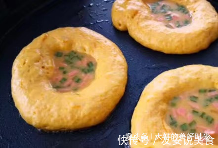 半个南瓜，3个鸡蛋，教你做好吃的鸡蛋饼，喷香诱人，上桌不够吃