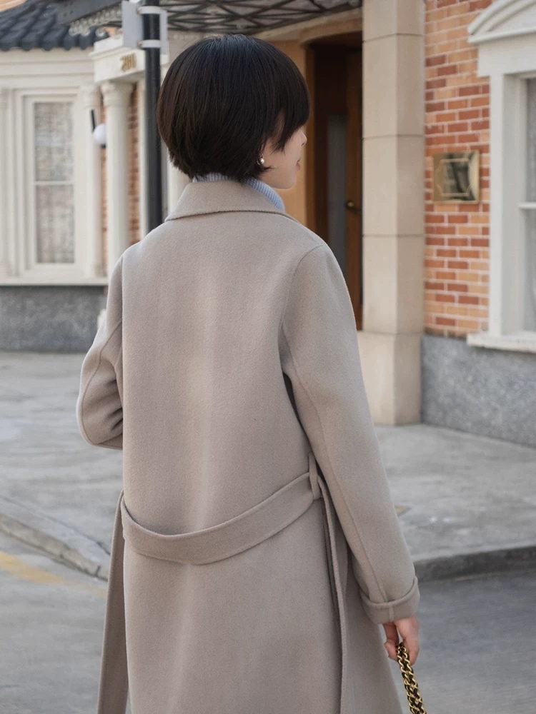 小蛮腰 穿大衣不要只会敞开穿了,搭配腰带保暖显瘦又高级,谁穿都好看