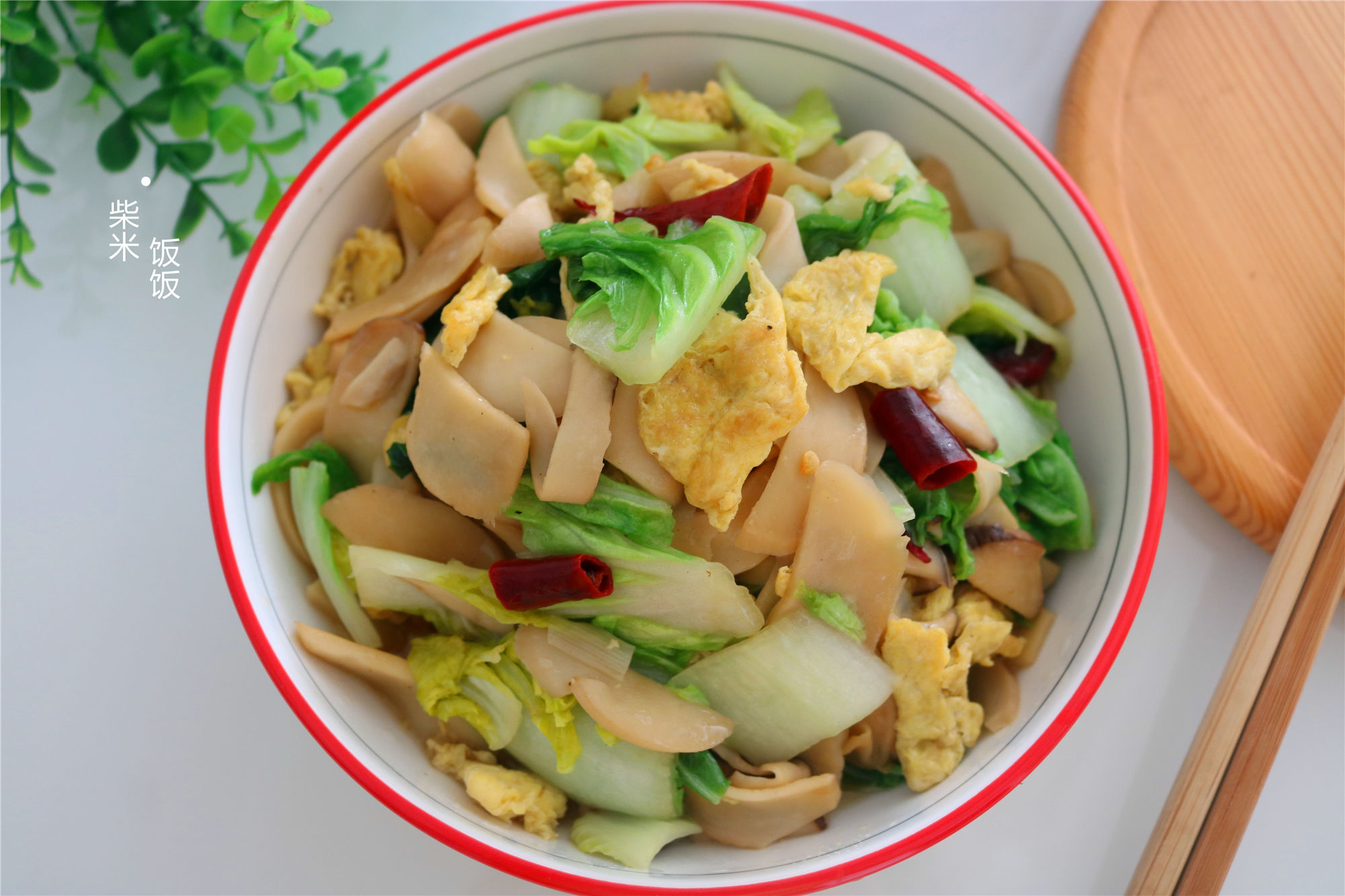 杏鲍菇|杏鲍菇别总炒肉了,搭配这两种食材,大火一炒,比炒肉更香