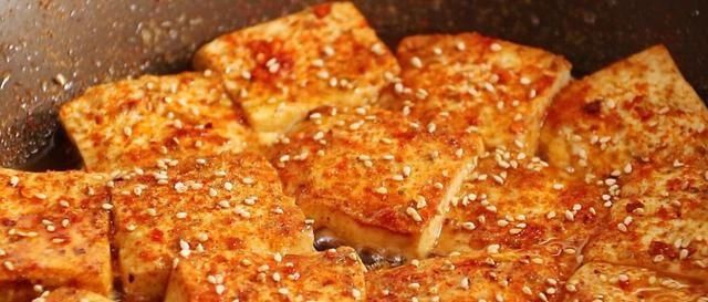 在家想吃铁板豆腐，没有铁板用平底锅做，香辣入味，开胃又下饭