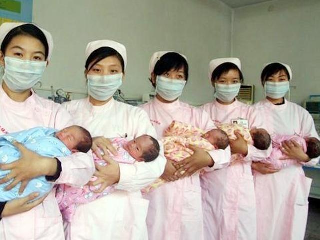 小宝宝|爸爸姓杨,随口给五胞胎取了名字,上户口时工作人员忍不住笑出声