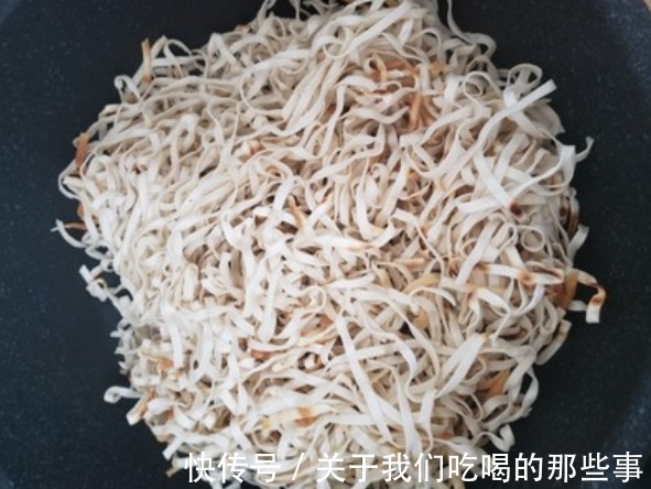 面条|馆子吃不到的河南干炒面条，不粘连不糊底，焦香有嚼劲，教你做法