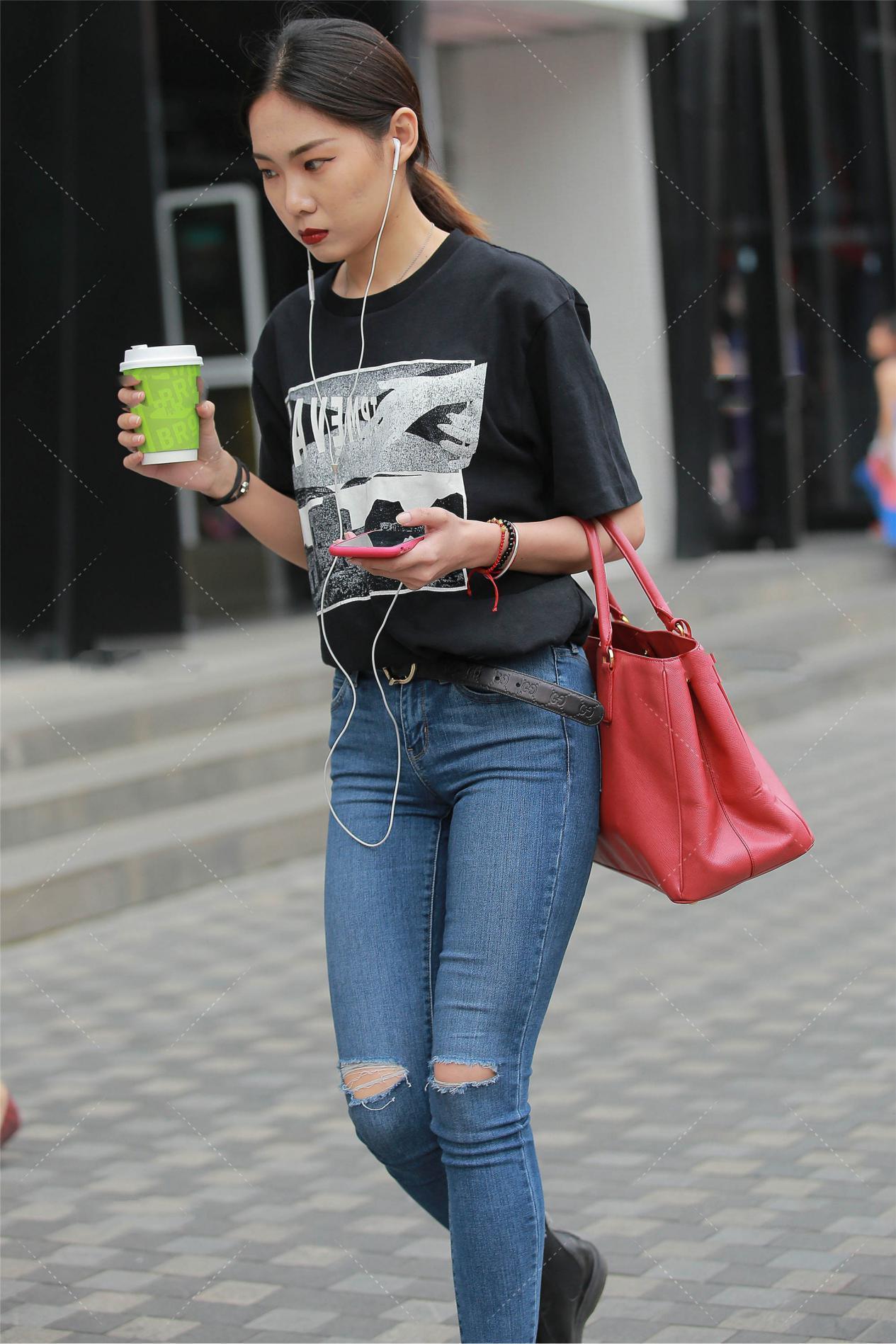 修身|短袖配牛仔裤的穿法很普通, 自己喜欢穿着舒服就行