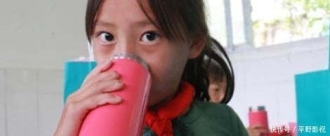 保温杯里不能装4种“水”,有害物质都会被释放,家长别再坑娃