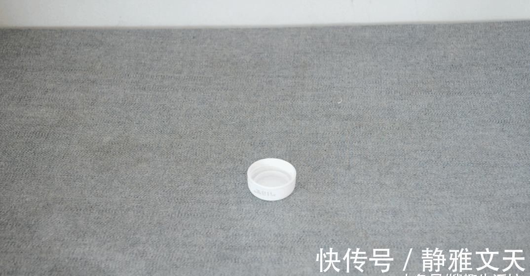 门把上粘个塑料瓶盖, 没想到还有这妙用, 家家户户都用得着