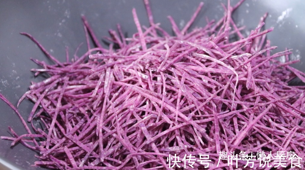 紫薯别只会蒸着吃了，1个紫薯，一勺淀粉，炸一炸比薯片还好吃