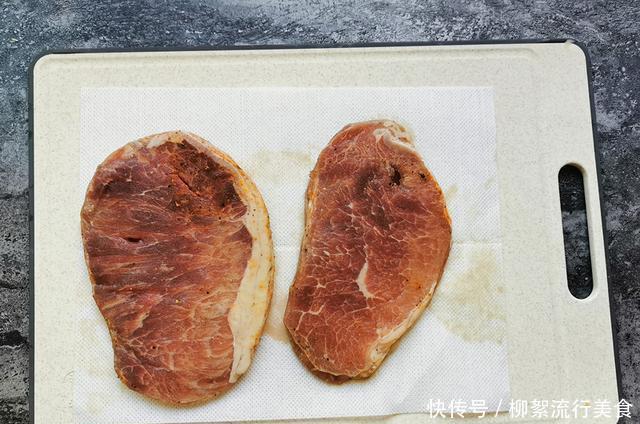 技巧|家常煎牛排，做法简单易学，3个小技巧，牛排鲜嫩有嚼劲，快试试