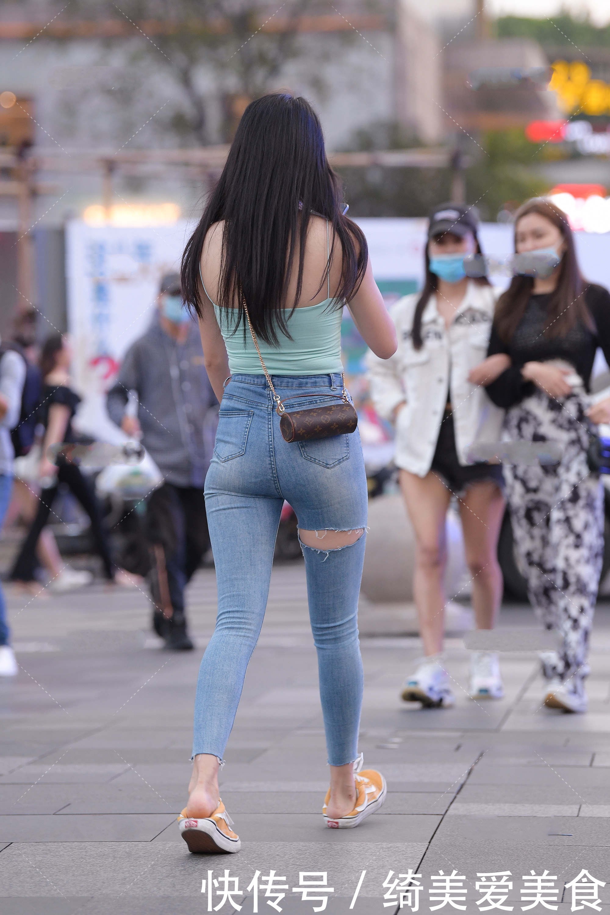 街拍淡青色抹胸吊带搭配牛仔裤，清新自然，简单又不失时尚