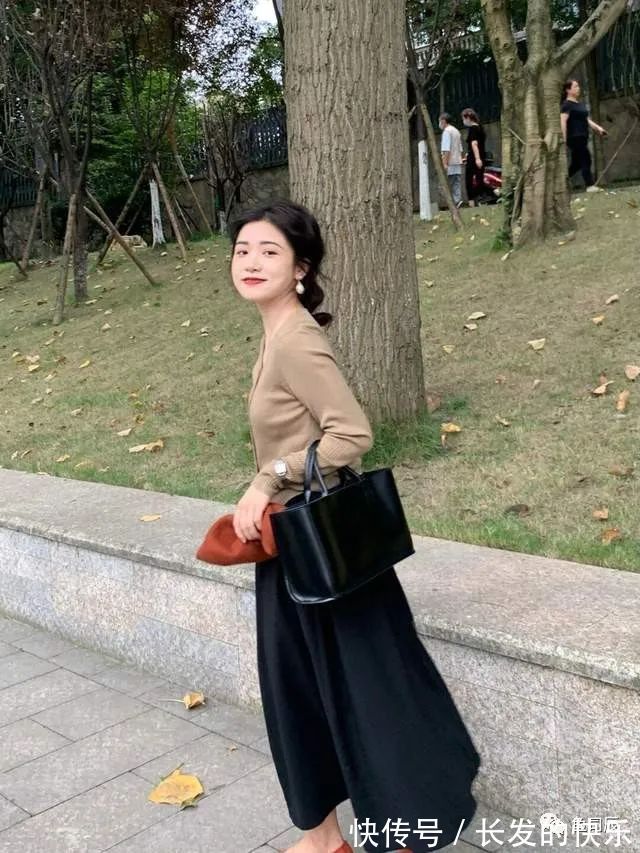 包包 秋冬的复古穿搭指南,身穿衬衫+棕色半身裙,复古高级又时髦!