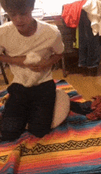 |搞笑GIF趣图:是兄弟,你就别拦我,我今天非要干翻它