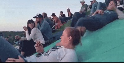 |搞笑GIF:姑娘长点心吧 对面住的可都是单身汉啊