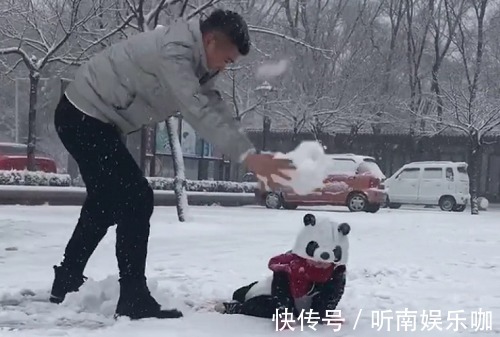 宝妈|“最无情奶爸”带娃玩雪走红,奶奶提着30米大刀在赶来的路上