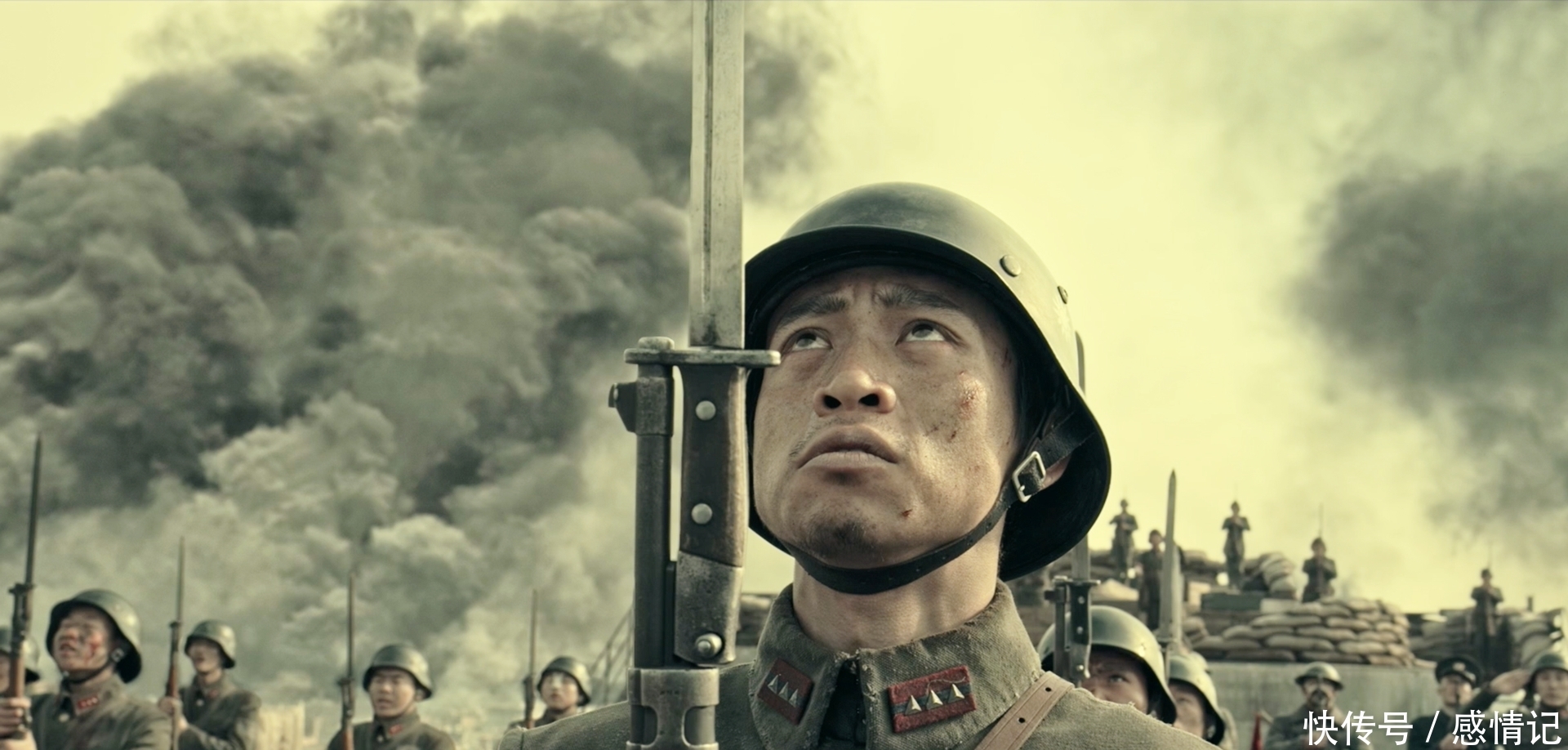 将士|《八佰》中,为啥将士们要抱着手榴弹跳下去?直接扔下去不行吗?