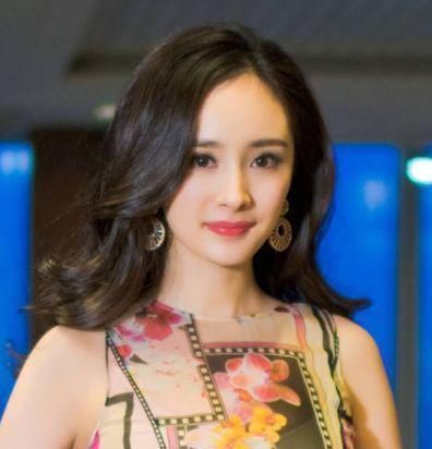 “发际线”高的女人，别扎马尾辫了！试试3种“减龄发”，太洋气