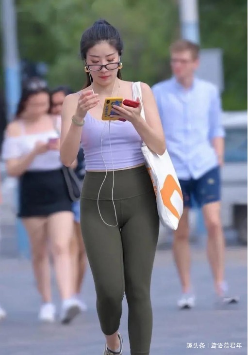 干净利落 打底裤展现干净利落的气质美,充满青春的运动活力