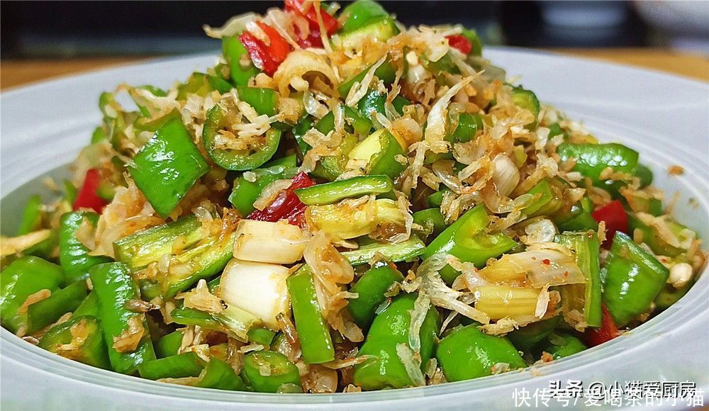 小猫|用辣椒和虾皮一起制作成凉拌菜，做法简单，成菜香辣好吃下饭过瘾