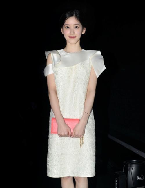 性感|章泽天穿小白裙美到耀眼,都当妈妈了,打扮甜美还是那个奶茶妹妹