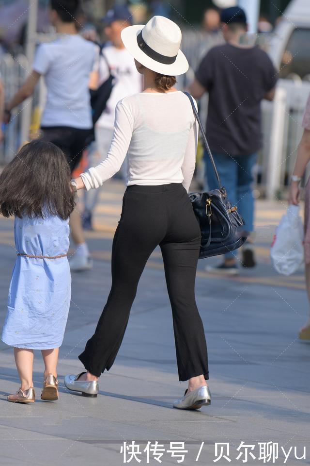 白色针织长袖搭配黑色喇叭裤,简约时尚,自信大方