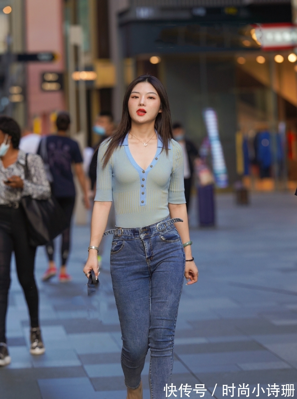 女生|为了追求“简单美”，时尚女生这样穿搭牛仔裤，利落又好看