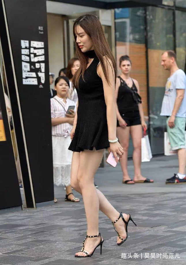 气质女生就爱穿裙装,初秋一条挂脖无袖连衣裙搭配,大方知性优雅