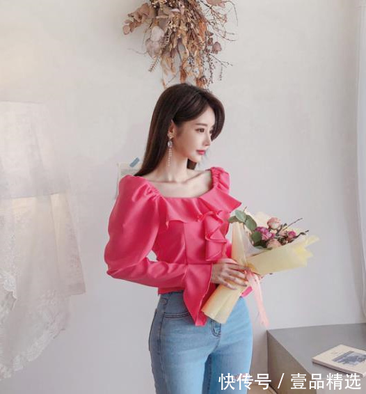 女神|女神孙允珠高清时尚搭配：罗曼蒂克玫瑰红豆卷边可爱衫