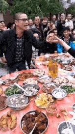 |搞笑gif:好好的一个美女,怎么摔得这么惨啊!看着让人心生怜悯!