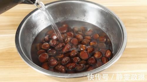 今天才知道,剥板栗还有这么个小窍门,一分钟能剥一大盘,太省事