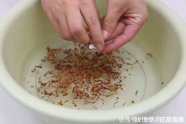 香烟加洗衣粉泡一泡太厉害了,10个家庭9个都需要,一年省不少钱