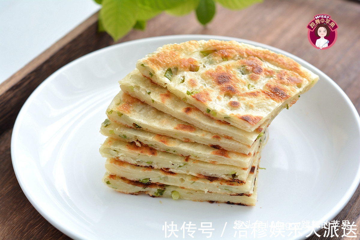 别争了！外酥里嫩的葱花饼，凉水还是热水揉面跟我学，全会了