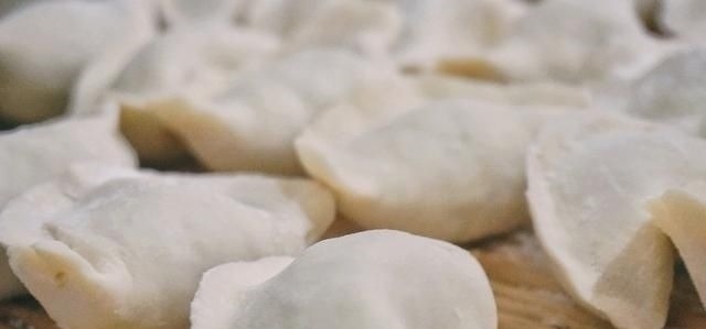 生饺子千万别直接放冰箱，学会店老板的小诀窍，再也不怕开裂粘皮