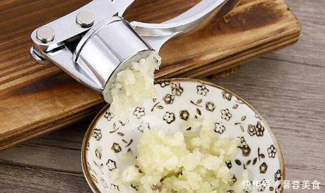 水煮大虾,有人放盐,有人放醋,厨师长教你正确方法做,嫩又滑