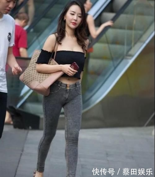 街拍 紧身牛仔裤的美女,街头感十足,随便穿就很有魅力!